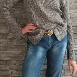 Stickad grå tröja - Snygg stickad tröja från hm. Tröjan är i storlek S. 100 kr + frakt. Buda gärna i kommentarerna.