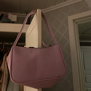 Väska  - Supersöt ljuslila väska. Lagom stor när man bara vill ta med lite saker 💜 