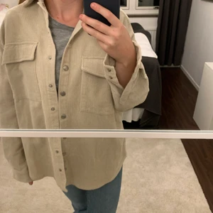 Manchester jacka  - En skit snygg Manchester jacka ifrån NAKD som passar till allt och har en extremt snygg kräm vit färg 🤩