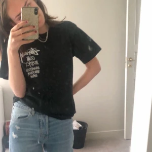 Stussy x our legacy - Jag säljer denna jätte fina t-Shirt från stussy x our legacy som jag köpte på depop för ca 700kr. Storlek s unisex. Svår att få tag i, jätte bra skick. Köparen står för frakt. Skulle kunna byta mot en grå ganni t-shirt 💘💘PRUTBART PRIS VID SNABB AFFÄR!!