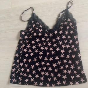 Linne - Säljer mitt fina stjärn linne från hm, de är ett pyjams linne men jag har andvänt de som ett vanligt linne. De finns inte kvar på hemsidan💓💓vid mer frågor är de bara o kontakta mig