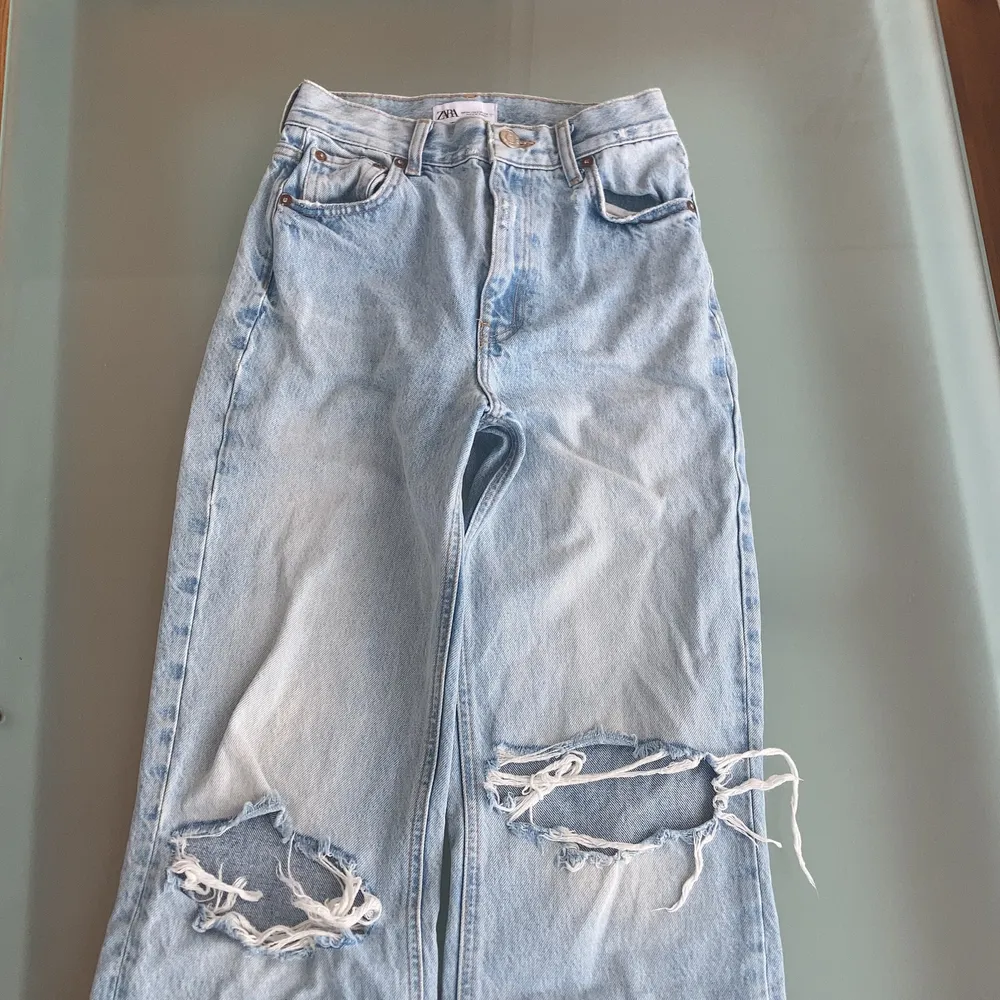 Säljer dessa populära och mina  gamla favvo jeans från zara 😍😍 Köparen står får frakten!. Jeans & Byxor.
