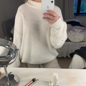 Stickad tröja - Vit stickad tröja från NA-KD. Aldrig använt, känner ej att den passar mig 🥰 frakt ingår inte i priset