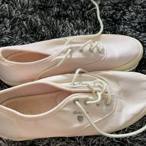 Gant skor - ljusrosa skor men vit snörning