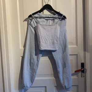 Mysigt mys sätt🧸 - Säljer detta ljus blåa mjukis sätt pga att det inte kommer te andvändning. Båda plaggen är i storlek XS men passar även dem i S. Ny skick! Köpt från Gina tricot. Om man vill köpa ena plagget så är det 50kr för linnet och 100 för byxerna. Eller 150kr för båda:)🧸❤️