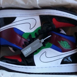 Nike air jordans 1 - Säljer nu mina skor som är helt oanvända, eftersom skorna ej passar mina fötter. Skorna är köpta i vintras från stadium goods. Skorna är i storek 39 i dam storlek.  (original box finns) (kontakta för pris) 