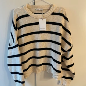 Randig stickad tröja - En fin randig stickad tröja från Pull and bear. Den är helt oanvänd!! Finns inte kvar på hemsidan vad jag ser💕 