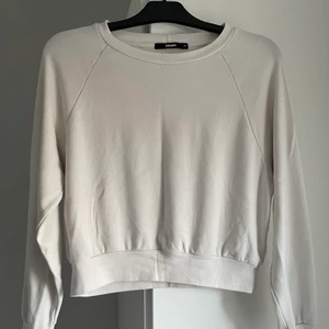 tröja - skitskön tröja från BikBok. strl XS men passar S-M också. lite nopprig. frakt tillkommer 