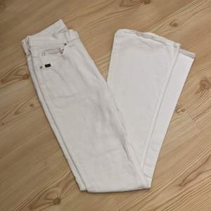 Oanvända vita bootcut jeans från Tiger of Sweden. Aldrig använda eftersom de är för små för mig. På ena framfickan (bild 3) finns ett grått streck som jag inte vet vad det är, kanske går bort i tvätten. Kostar 100 kr+frakt.💗