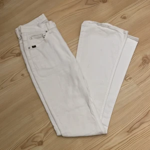 Vita bootcut jeans från Tiger of Sweden - Oanvända vita bootcut jeans från Tiger of Sweden. Aldrig använda eftersom de är för små för mig. På ena framfickan (bild 3) finns ett grått streck som jag inte vet vad det är, kanske går bort i tvätten. Kostar 100 kr+frakt.💗
