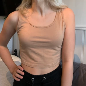 Beiget linne - Säljer detta fina linne, som är oanvänt. Den är i storlek S och kommer från shein! Köparen står för frakten. Skriv till mig privat om du är intresserad!💕