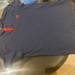 Hollister skjorta - Säljer denna mörkblå skjortan för lågt pris. Från hollister och är knappt använd. Storlek S men passar bra som oversized.