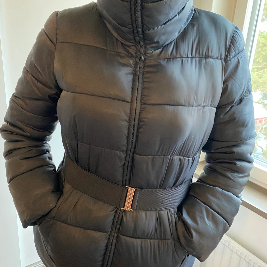 Svart jacka med bälte