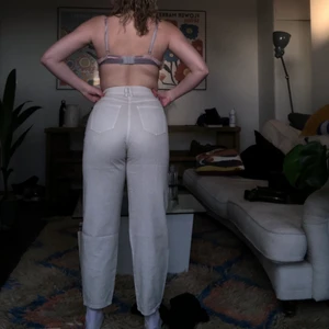 VITA RAKA JEANS  - Ett par underbara byxor som ALDRIG är använda pga köpte en storlek för liten. Tryckt på mig byxorna för bilder, men som sagt väldigt tajta på mig som är 38 och pendlar mellan S och M. Så fina everyday jeans. Pruta om det känns dyrt!  Kan mötas i sthlm eller skicka. 