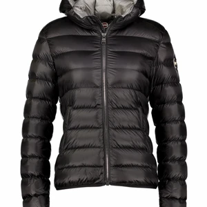 Colmar jacka - Intressekoll på min fina colmar jacka! Nypris är cirka 5000 kr. Fråga för egna bilder, säljs i befintligt skick! Jackan är knappt använd men har en liten reva💕