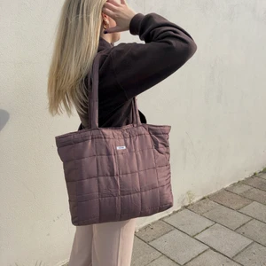 Handgjord tote bag🐻 - Handgjord tote bag gjort av återvunna tyger köpt second hand. Går även att köpa på min instagram @bernhbernh eller via www.bernh.se🥰🌸🤍  Finns 2st kvar 38x36x11 cm 