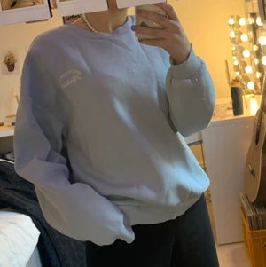 Sweatshirt  - Oversized sweathirt från Gina Tricot. Den har två små vita fläckar på tröjan som inte går att få bort annars är den i bra skick! Köparen står för frakt! Pris kan diskuteras 💕💕
