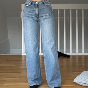 Monki jeans  - Säljer ett par jättefina monki jeans som tyvärr aldrig kommit till användning 💖omrektsen runt midjan är 72 och innebenslängden är 79❤️