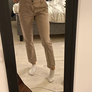 Beige byxor - Beiga byxor som aldrig är använda. Okänt märke. Herrstorlek men bra passform för tjejer.