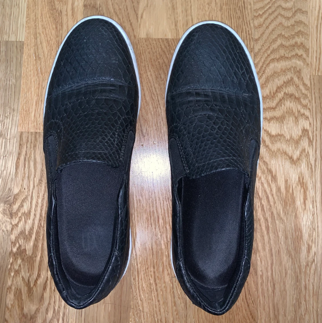 Svarta skin slip-ins