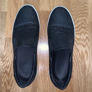 Svarta skin slip-ins - Säljer mina svarta skin slip-ins med vit sula i storlek 39. Använda under en vår därav säljer jag de billigt.