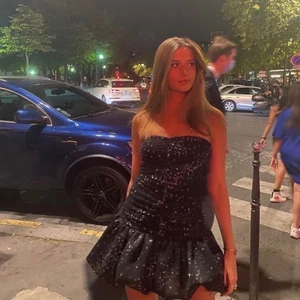 Maje klänning  - Intressekoll på min superfina maje klänning i fransk storlek 36. Kom med bud! Nypris 2490 kr. Säljer ej för mindre än 1500 kr. Helt oanvänd med prislapp kvar! 