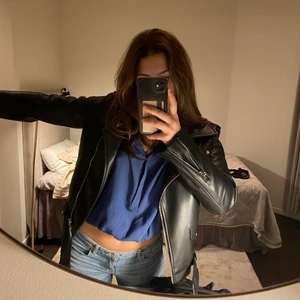 Skinnjacka  - Svart fin skinnjacka som är lite oversized i nästan nyskick. 