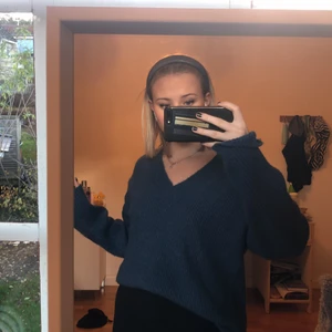 Zara tröja - En stickad tröja från Zara inköpt nu i höstas för 349kr, och säljer pga har för många tjocktröjor😅 färgen är liiite mer turkos i verkligen, men annars är det inget fel osv💗💗
