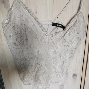 Spetstopp strl M - Beige spetstopp från bik bok i strl M.              Köparen står för eventuell frakt, skickar med billigaste alternativet eller annat enligt önskemål ☺️
