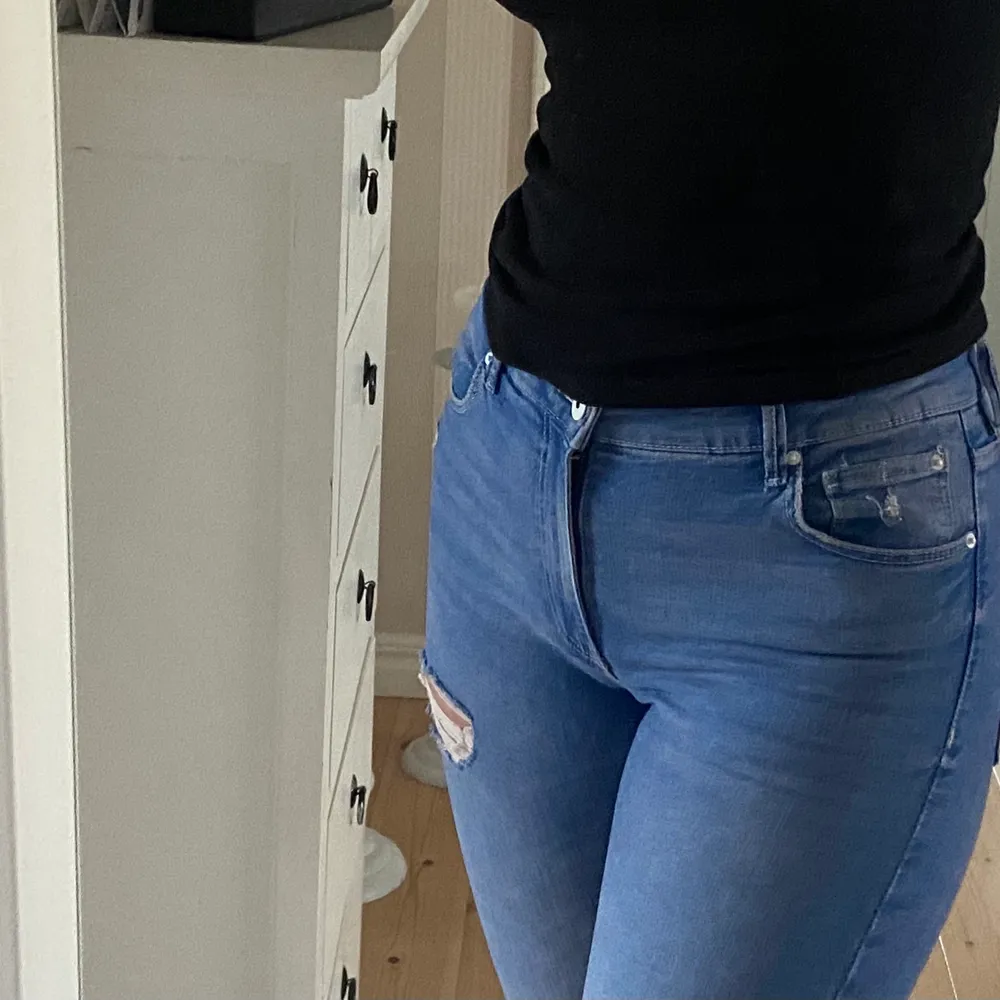 Fina ljusa jeans från Bershka! Endast testade, men lite för stora i midjan för mig. Storlek 40 . Jeans & Byxor.