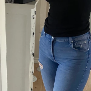 Ljusa Jeans från Bershka - Fina ljusa jeans från Bershka! Endast testade, men lite för stora i midjan för mig. Storlek 40 