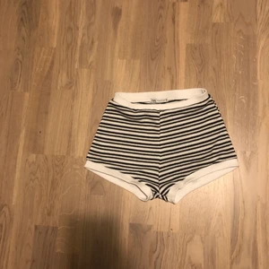Stickade shorts ifrån Zara - Säljer dessa randiga stickade shortsen ifrån Zara. Jag köpte de här på Plick men tycker de sitter för tajt. De är i storlek S och jag bär vanligtvis 38 som sagt satt de ganska tajt om man vill ha den mer loose-looken så skulle jag säga att den passar mer en xs och möjligtvis en liten S. Bra skick. Tveka inte på att höra av dig vid intresse eller eventuella frågor💞💞 frakten ingår i priset.