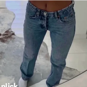 Mid rise jeans Zara - Funderar på att sälja mina super fina Mid rise jeans från Zara! ( bilden är lånad💞) Byxorna är använda men i super fint skick, storlek 36 men skulle säga att dom även passar storlek 34!, byxorna är även avklippta ner till så att dom ska kunna passa mig som är 172cm lång 💓 är många intresserade så får högsta bud köpa så buda gärna😊⚡️ kom privat för fler bilder!