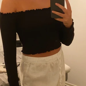 Svart offshoulder - En fin offshoulder tröja. Skön och stretchig så kan passa allt emellan xs-m🥰
