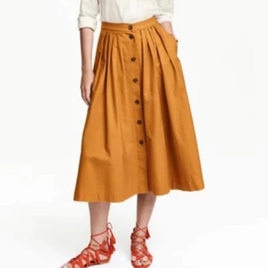 Vadlång kjol från H&M stl 36 - Vadlång kjol i kamel färg från H&M Storlek: 36 Skick: inga anmärkningar Material: se taggen 