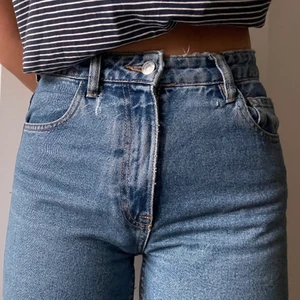 Zarajeans! - Säljer dessa ascoola ljusblåa jeans från zara i storlek 36 då de tyvärr är för små för mig, sparsamt använda och den enda defekten är vid midjan där det har sytts med symaskin som syns på bilden, syns knappt när de används. 200 kr + frakt! ✨🦕 sista bilden tagen från internet för att se passform bättre