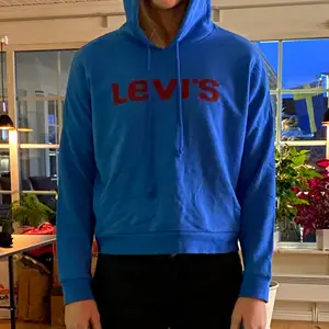 Blå Levis hoodie, knappt använd