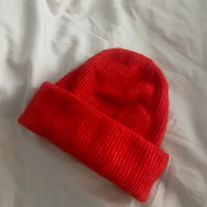Mössa från Samsoe - Röd mössa från samsoe i väldigt bra skick 
