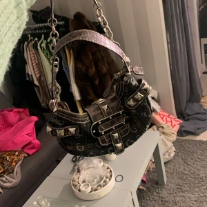 Väska - Intressekoll på min vintage guess väska. Säljer bara vid bra pris💓