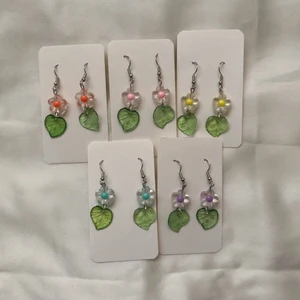 Söta blomörhängen - Gulliga örhängen med flera olika färger på blommorna! Fint att ge bort till någon som älskar blommor. Finns även med nickelfria krokar. Ett par för 45kr, 2 par för 80kr, eller tre par för 115kr. Frakt tillkommer på 13kr 🌼🍃