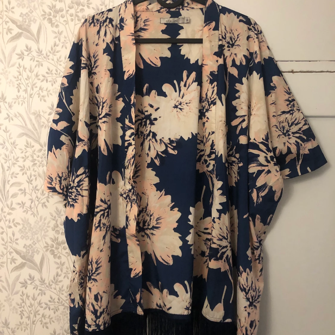 Blommig kimono med vacker fransrad - 90