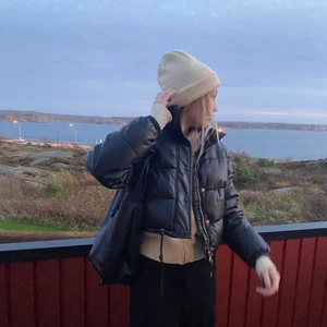 Svart pufferjacket   - Jättesnygg svart glansig jacka från bershka som passar perfekt nu när det börjar bli kallare ute. Använd lite förra vintern så är i nyskick! 