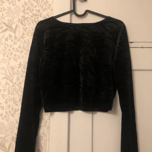 Velvet croptop - Underbar långärmad croptop i svart velvet!