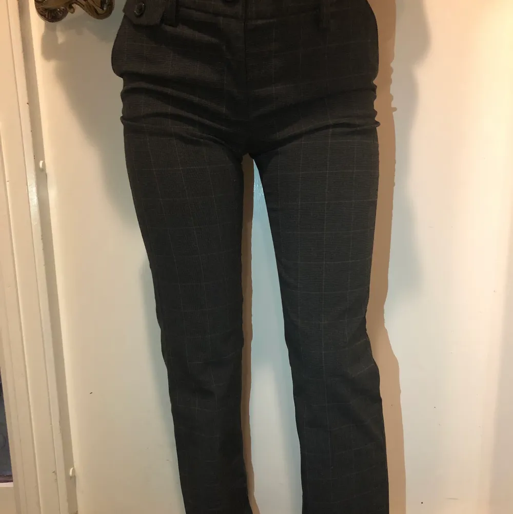 Så fina gråa bootcut/raka kostymbyxor i strl XS/34! Byxorna har ett rutigt mönster. Väldigt trendiga och höstiga! Byxorna är i fint skick och använda fåtal gånger. De funkar med skärp till och har fickor framtill och fickor baktill! Jag är runt 160 cm🖤.. Jeans & Byxor.