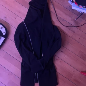 lång hoodie tröja  - om nån är intresserad skriv så skickar jag bild me den på och vi kan diskutera priset