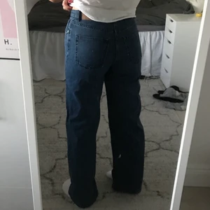 Raka jeans - Säljer dessa raka/vida jeans från monki. Köpt från secondhand men i bra kvalite och skick. Det är i en mörkblå tvätt så snygg nu till hösten. Jeansen har en normal midja eller mid Waits. Jeansen är till hälen på mig som är 167cm. Jeansen är i modellen Yoko och storlek 29. Motsvarar en 36/38