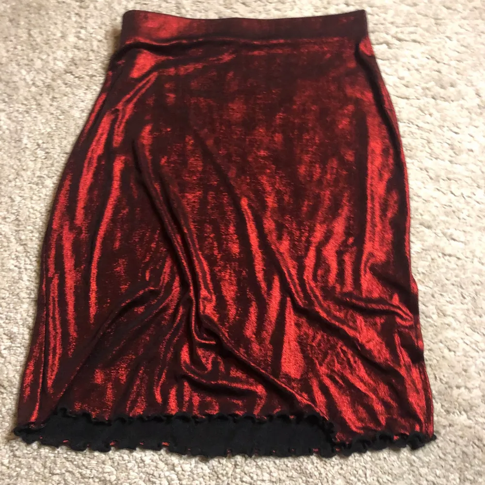 snygg vampyr-aktig kjol från humana! står inte storlek men den passar beroende på önskad passform. xs-xl. jag har vanligtvis xs/s och den sitter snyggt som en höft kjol men eftersom den är stretchig kan den passa de flesta!. Kjolar.