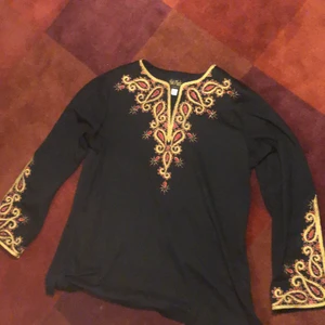 Mönstrad tröja - Lite hippievibes får man av denna. Köpt på beyond retro, aldrig använd. Storlek M