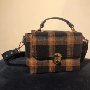 Hvisk väska - Superfin väska från Hvisk💕 Köpt här på plick men säljer då den inte kommit till användning. Super bra skick! Dom orange/bruna delarna är starkare i verkligheten, mer som på andra bilden.