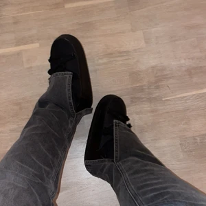 Inuikii - Tyvärr kommer dessa inte till användning . Har använt de ungefär 5 gånger ! Väldigt fint skick och supervarma till vintern. Jag är vanligtvis en storlek 38 men i dessa har jag 39 då de upplevs som lite mindre i storleken. Finns inga repor/ fläckar på mocca eller skinndelen. Hör av dig vid mer frågor !🤩 du står för frakten 